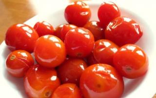 Cold salted tomatoes in jars without vinegar