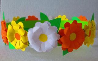 Children's site with paper and felt crafts